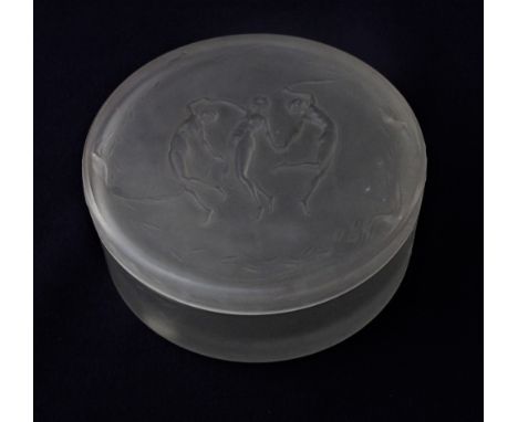 An R Lalique 'Trois Figurines' powder box, 9.5cm diameter