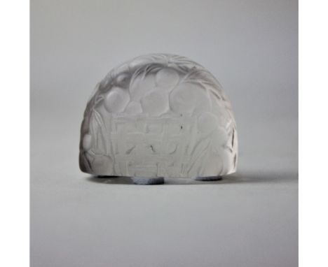 An R Lalique 'Peches' glass menu holder, of domed form, 4.5cm high (a/f)