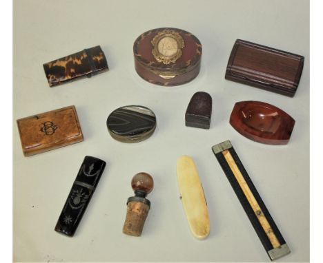 A collection of various small boxes to include a gilt metal mounted oval trinket box, a fruitwood snuff box, two tortoise she