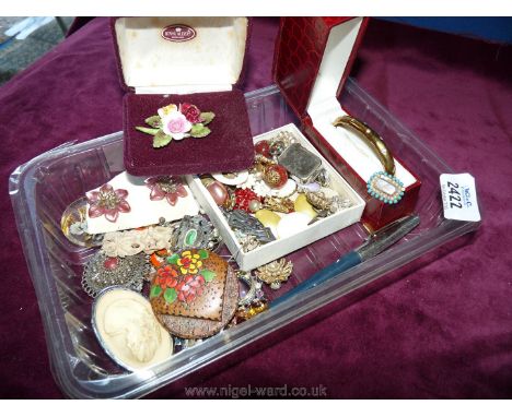 Miscellaneous costume jewellery including gold plated bangle, earrings and brooches.