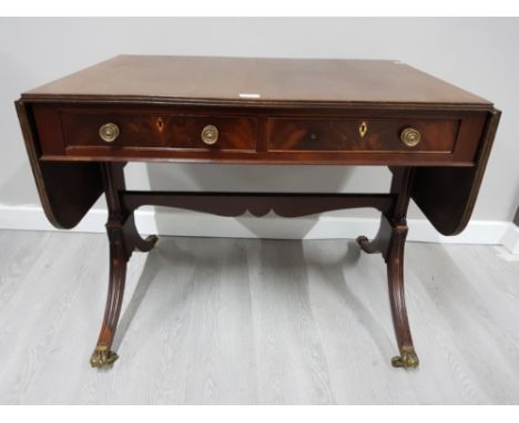 A REPRODUCTION MAHOGANY SOFA TABLE WITH TWO SINGLE DRAWERS 150 X 72 X 61CM