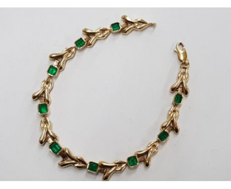 AN 18CT YELLOW GOLD AND OCTAGON STEP CUT NATURAL COLUMBIAN EMERALD BRACELET, THE EMERALDS BEING NATURAL, 9 IN TOTAL WITH SIZE