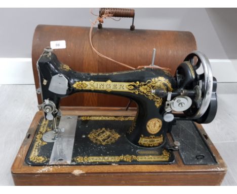 VINTAGE SINGER SEWING MACHINE WITH ORIGINAL WOODEN CARRY CASE