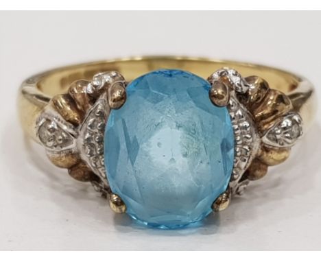 9CT YELLOW GOLD OVAL BLUE STONE AND DIAMOND RING, 3.1G SIZE R