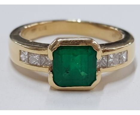 AN 18CT YELLOW GOLD OCTAGON STEP CUT NATURAL COLUMBIAN EMERALD RING WITH DIAMOND SHOULDERS, 8.2G SIZE P1/2, EMERALD ASSESED S