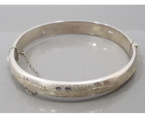 A SILVER BANGLE WITH ENGRAVED DECORATION 13.8G