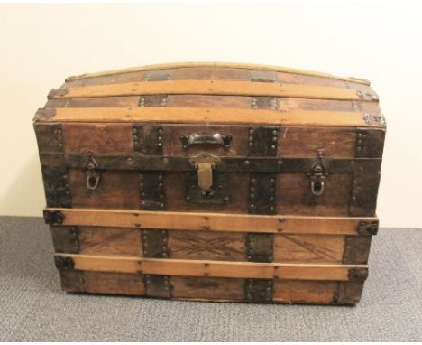A vintage wooden dome topped cabin trunk (77cm x 46cm x 55cm)