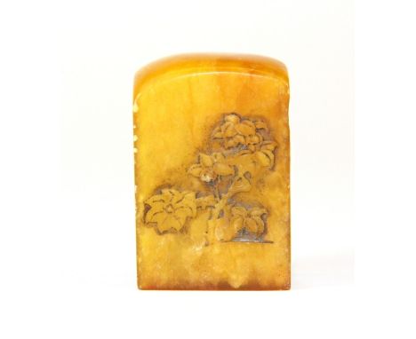 A Chinese yellow soapstone seal carved with 2 boys playing, H 5.5cm