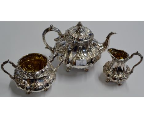 A 3 PIECE ORNATE ART NOUVEAU STYLE SILVER PLATED TEA SERVICE COMPRISING LIDDED TEAPOT, DOUBLE HANDLED SUGAR BOWL & CREAM JUG 