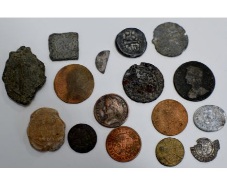 16 VARIOUS OLD COINS & TOKENS, WITH A VERY OLD LEAD EXAMPLE, HAMMERED SILVER COIN, OLD CERAMIC TOKENS ETC     