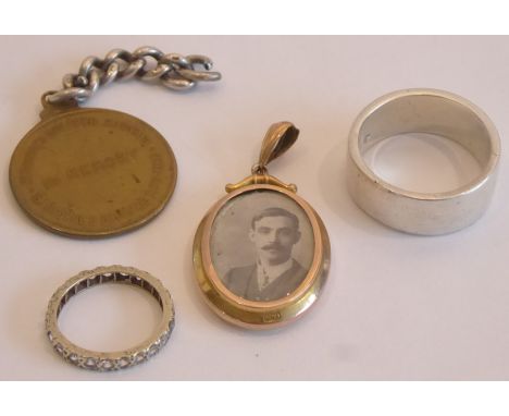 A small bijouterie group to include a heavy hallmarked silver band, a St. George's Day commemorative fob dated 1825, an 8-car