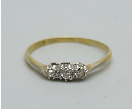 An 18ct gold and three-stone diamond ring, 2g, T 