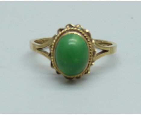 A 9ct gold and greenstone set ring, 2.2g, O 