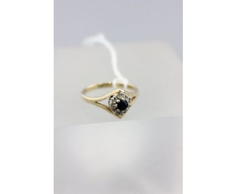 9ct Gold Ring, set with a sapphire and diamond cluster