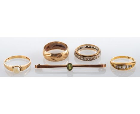 A collection of four rings and a bar brooch, including an 18ct gold Five Stone Diamond Ring, graduated with brilliant cut dia