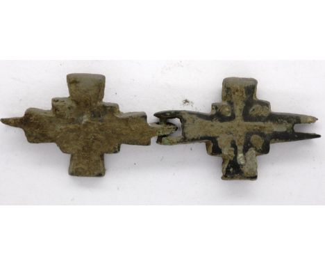 Crusades Byzantine clasped Christian emblem, L: 30 mm. P&amp;P Group 0 (£5+VAT for the first lot and £1+VAT for subsequent lo