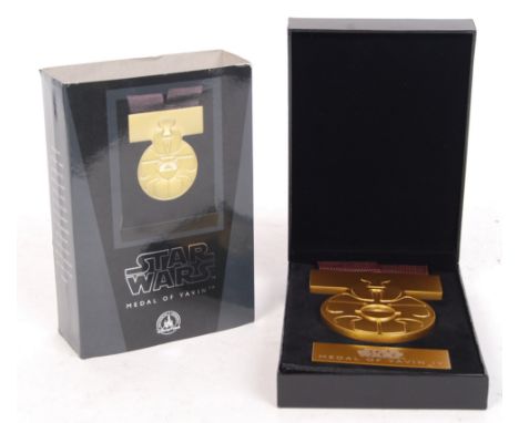 A rare Disney Parks made Star Wars ' A New Hope ' 1:1 scale replica ' Medal Of Yavin IV '. Appears mint, within the original 