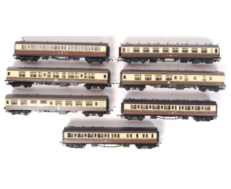 A good collection of 7x 'as new' Hornby (1x Bachmann ) 00 gauge railway trainset carriages. All GWR Great Western cream/brown