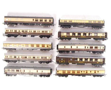 A collection of 10x assorted 00 gauge railway trainset rolling stock Pullman carriages . Some vintage, some contemporary. To 