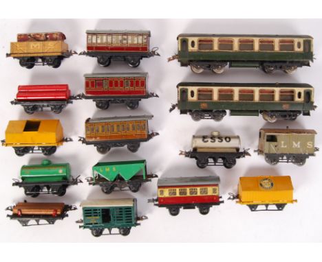 A large collection of 16x Hornby 0 gauge vintage railway trainset rolling stock. Comprising of 2x Pullman Carriages (green &a
