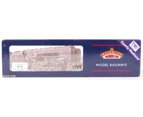 A good Bachmann Branch Line 00 gauge railway trainset locomotive 32-857 ' 9F 2-10-0 Standard 92077 '. DCC ready and 'expertly