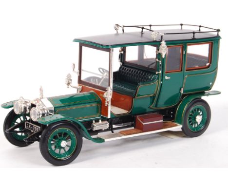 A rare highly detailed Franklin Mint 1:24 scale diecast model ' 1907 Rolls Royce Silver Ghost '. Green, with black roof. Appe