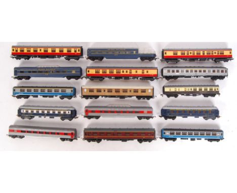 A good collection of 15x assorted vintage 00 gauge railway trainset rolling stock carriages. To include; Triang &amp; Lima - 