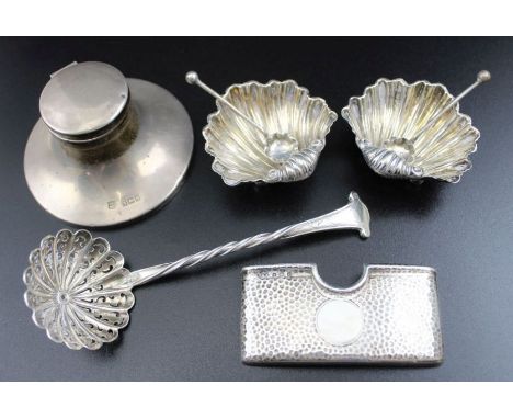 A collection of hallmarked silver items, to include; an Edwardian silver visiting card case, hammered decoration, blind carto