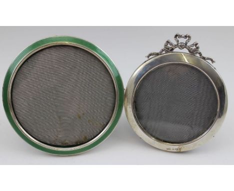 E. Mander &amp; Son, an Edwardian silver photograph frame, circular with ribbon mount, green leather easel back, to display a