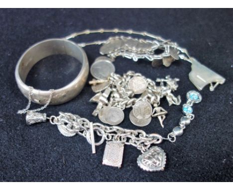 A COLLECTION OF SILVER JEWELLERY, to include a silver bangle