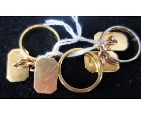 A PAIR OF GENTLEMAN'S 18CT YELLOW GOLD CUFFLINKS, with chain connections, two 18ct yellow gold wedding bands, approx 18 grams