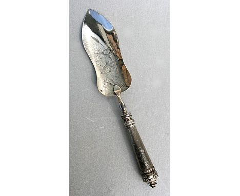 An Edwardian French silver cake slice, the blade engraved with fish, the handle with engine turned decoration, the pommel dec
