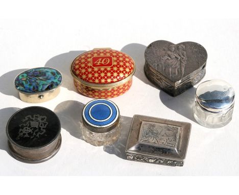 A quantity of snuff and patch boxes to include a circular silver and tortoiseshell example, Halcyon Days enamel example and o