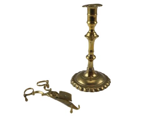 A Georgian brass candlestick with candlesnuffers, 19 cm