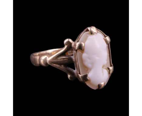 A 1980s 9 ct gold shell cameo ring, Q, 2.53 g