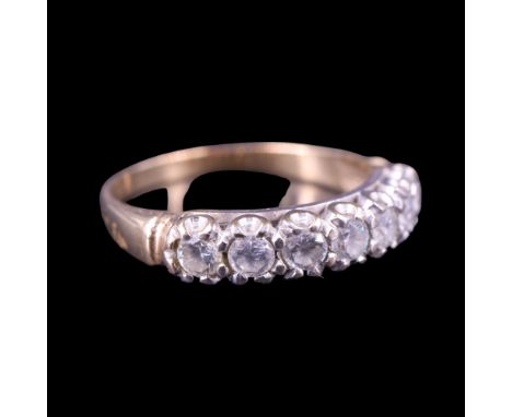 A 9 ct yellow metal and paste ring, R, 2.7 g
