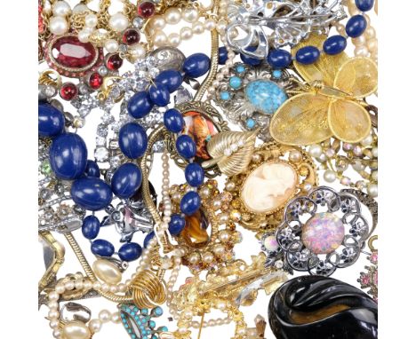 A group of vintage costume jewellery including an agate brooch, a garnet ring, faux jet etc