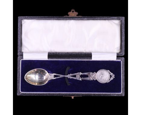 A 1920s rifle marksmanship trophy silver spoon, its stem in the form of Lee Enfield rifles, cased, 13 cm, 20 g