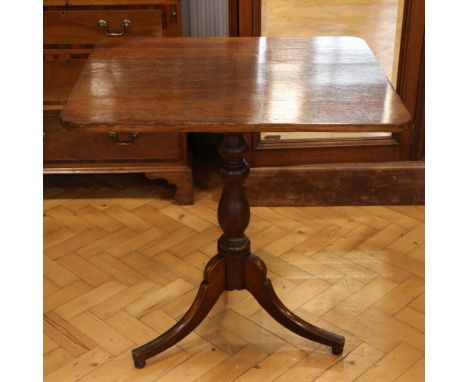 A Victorian oak tripod tea table, 62 x 71 x 73 cm