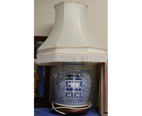 REPRODUCTION CHINESE BLUE &amp; WHITE GINGER JAR TABLE LAMP WITH SHADE     