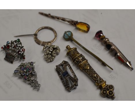 ASSORTED JEWELLERY INCLUDING SILVER BROOCH PINS, SCOTTISH AGATE SET BROOCH, NEEDLE CASE, CELTIC STYLE BROOCH ETC     