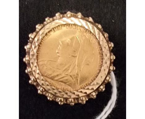 9CT GOLD HALF SOVEREIGN LATE VICTORIAN RING - TOTAL WEIGHT 10.6