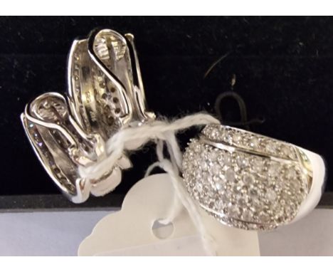 14CT GOLD RING &amp; EARRINGS - APPROX 22 GRAMS SIZE 0