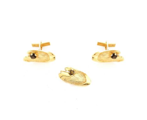 Vintage Cabochon Black Star Sapphire and 14 Karat Yellow Gold Cufflinks and Tie Clip. Stamped 14K. Cufflinks measure 1-1/4" L