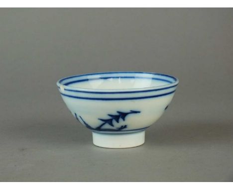 A large Caughley tea bowlcirca 1785on raised pedestal foot, painted in underglaze blue with the 'Blown Seedhead' pattern,9cm 