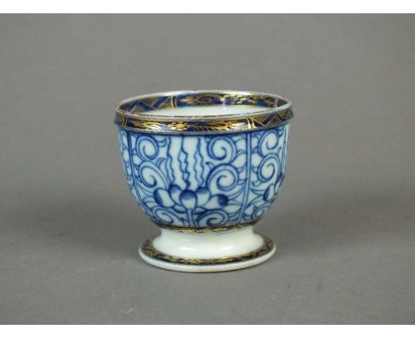 A rare Caughley egg cupcirca 1785of low-footed form, deep bowl with turned rim, painted in blue with the 'Lily' pattern withi