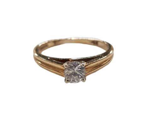 9 CARAT GOLD DIAMOND SOLITAIRE RING WITH CIRCA 0.25 CARAT OF DIAMOND 