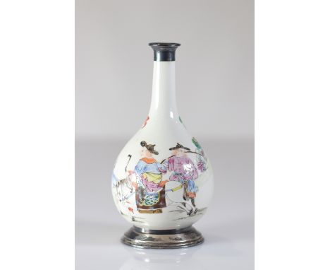  Famille rose porcelain vase decorated with a rider "foot mounted on silver" - Sizes: H 198mm D 95mm - Weight (K): 0,368kg - 