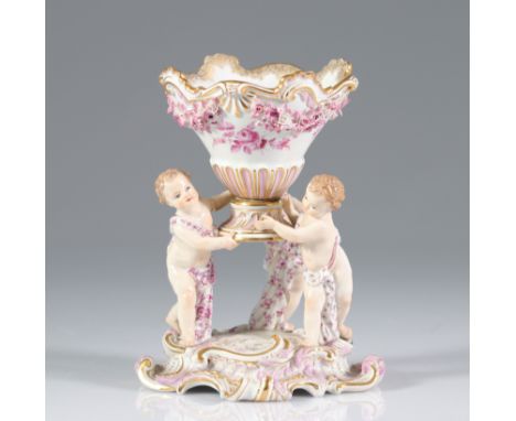  Meissen porcelain characters supporting a 19th mark cup with crossed swords - Sizes: H 200mm L 160mm - Weight (K): 1,09kg - 