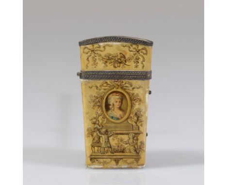  18th century case embellished with Louis XVI paintings - Sizes: H 90mm L 50 mm - Weight (K): 0,024kg - Condition: After veri